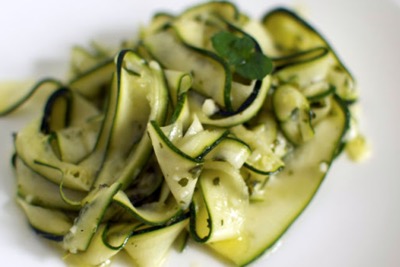 You are currently viewing Courgettes crues au parmesan (Mamie de Royan)