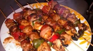 Lire la suite à propos de l’article Brochettes de dinde au barbecue (Amar Boucetta)