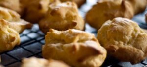 Lire la suite à propos de l’article Petits choux pour apéritif (Odette)