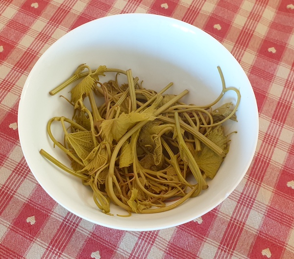 You are currently viewing Horta de vrilles de vignes (salade cuite à la grecque)