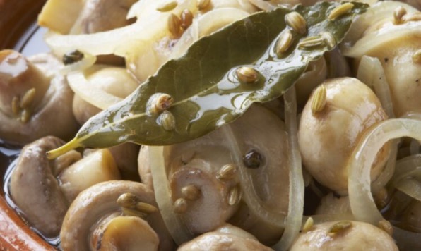 You are currently viewing Champignons ou oignons "à la grecque" (Hélène Vallage)